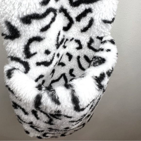 White Leopard Animal Hat with Mittens - Toddler Young Child OS fits most - NWOT - Picture 7 of 10